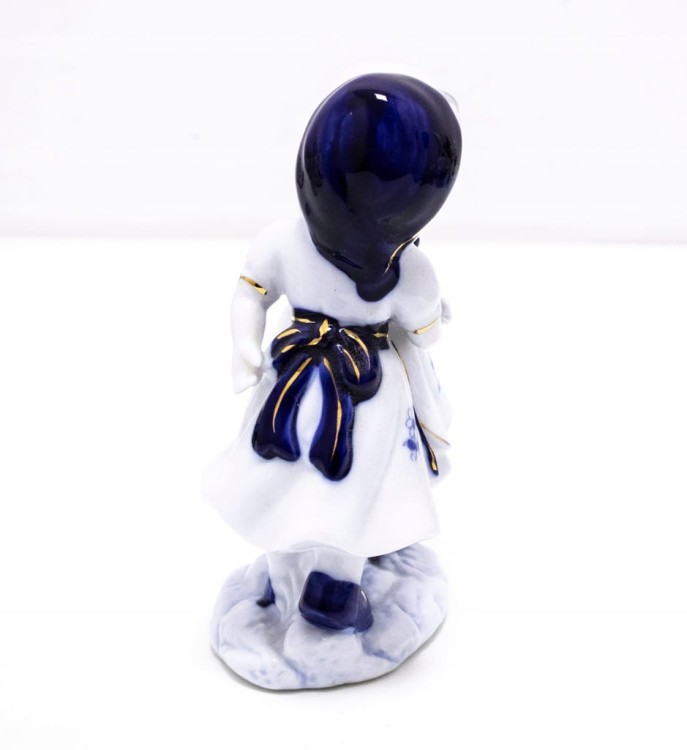 STARA PORCELANOWA FIGURKA KOBIETY W SUKIENKACH