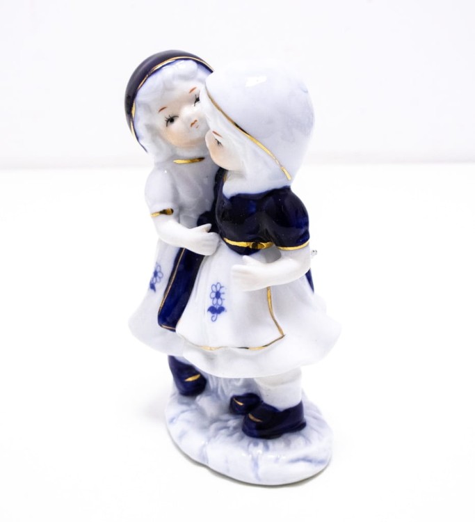 STARA PORCELANOWA FIGURKA KOBIETY W SUKIENKACH
