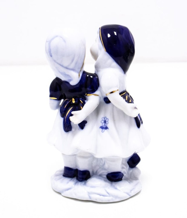 STARA PORCELANOWA FIGURKA KOBIETY W SUKIENKACH