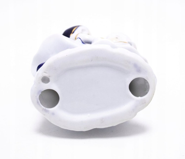 STARA PORCELANOWA FIGURKA KOBIETY W SUKIENKACH