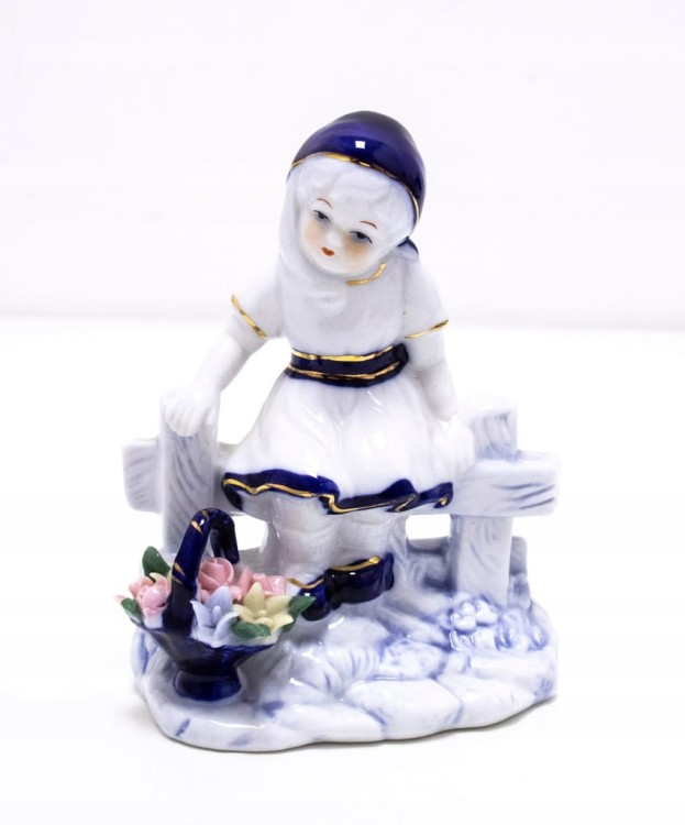 STARA PORCELANOWA FIGURKA KOBIETA Z KWIATAMI