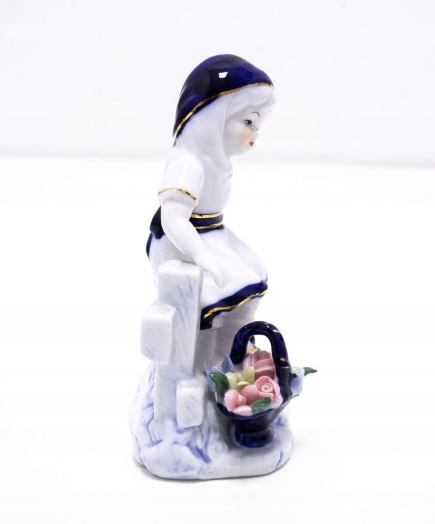 STARA PORCELANOWA FIGURKA KOBIETA Z KWIATAMI