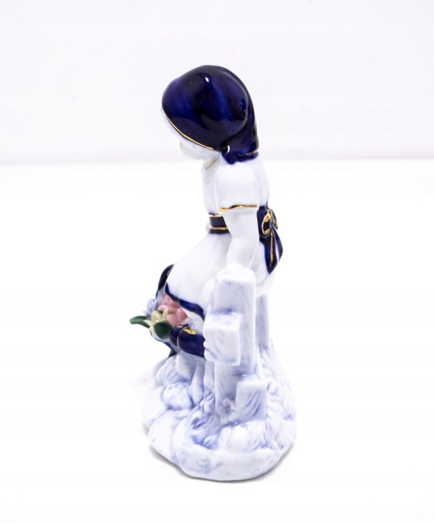 STARA PORCELANOWA FIGURKA KOBIETA Z KWIATAMI