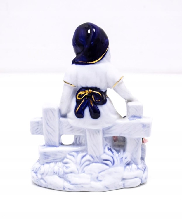 STARA PORCELANOWA FIGURKA KOBIETA Z KWIATAMI