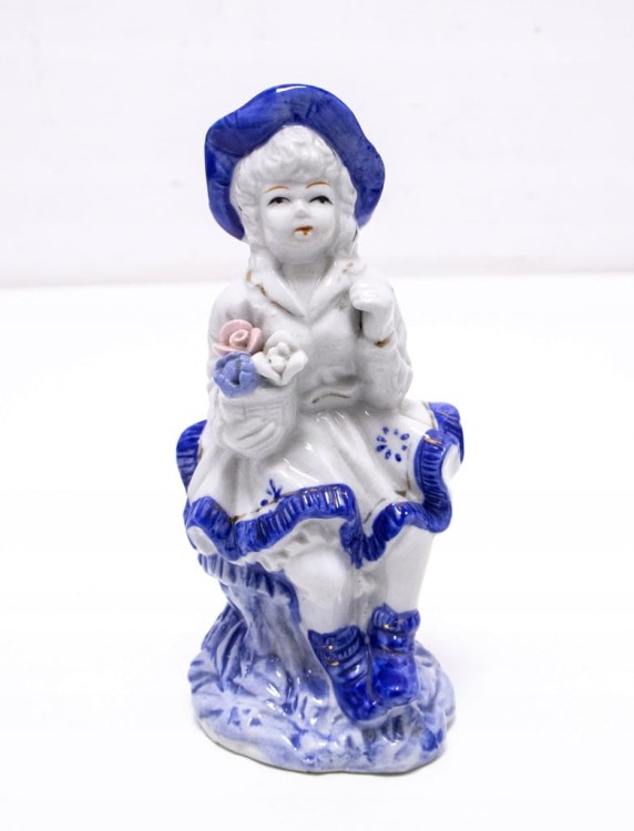 STARA PORCELANOWA FIGURKA KOBIETA Z KWIATAMI