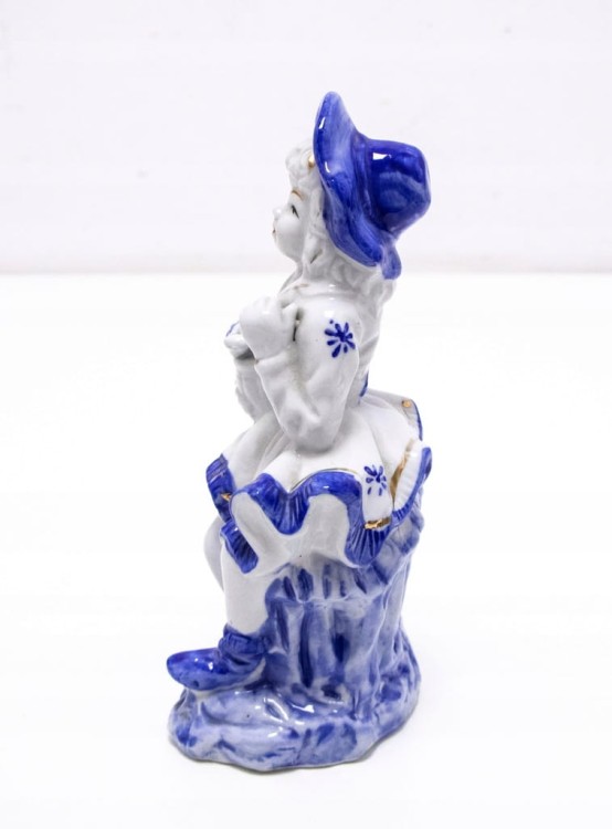 STARA PORCELANOWA FIGURKA KOBIETA Z KWIATAMI