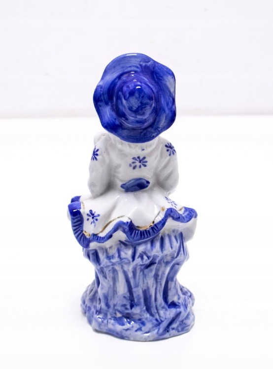 STARA PORCELANOWA FIGURKA KOBIETA Z KWIATAMI