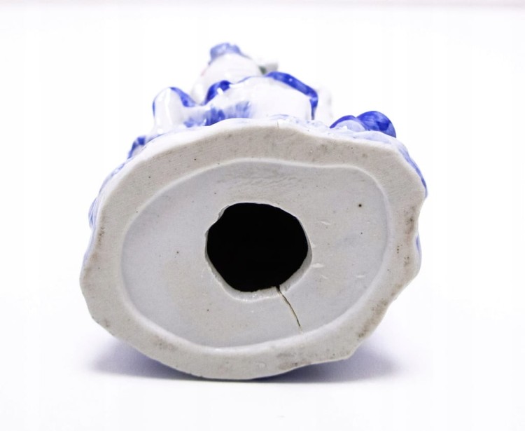 STARA PORCELANOWA FIGURKA KOBIETA Z KWIATAMI