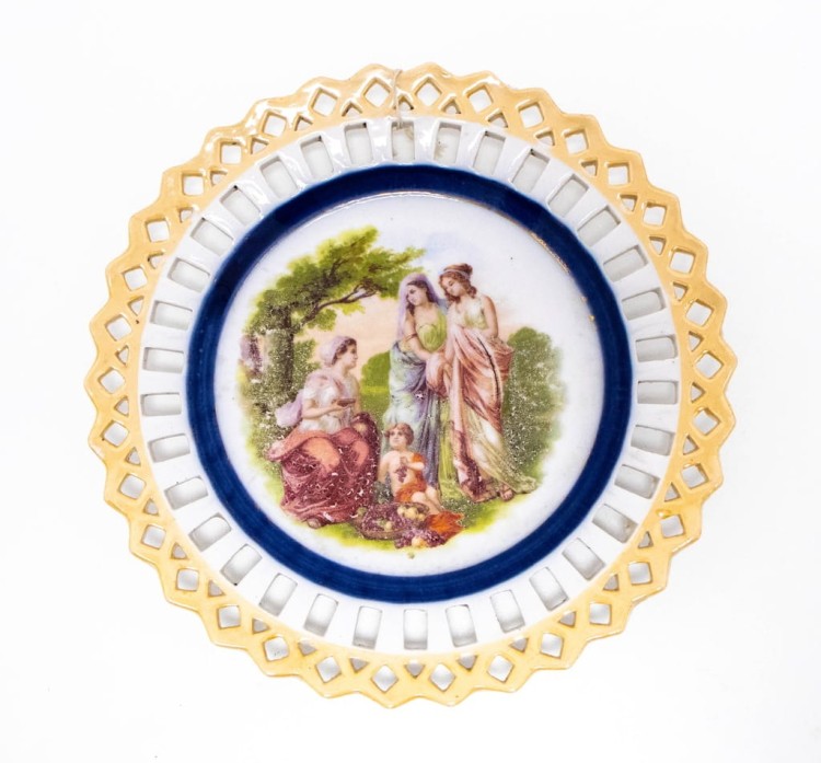 STARY PORCELANOWY TALERZ, MOTYW FIGURALNY