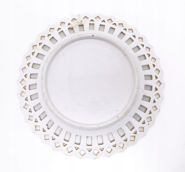 STARY PORCELANOWY TALERZ, MOTYW FIGURALNY