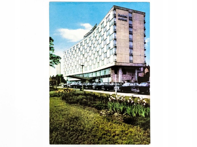 POZNAŃ - HOTEL MERKURY STARE SAMOCHODY LATA 60. / 70. PRL