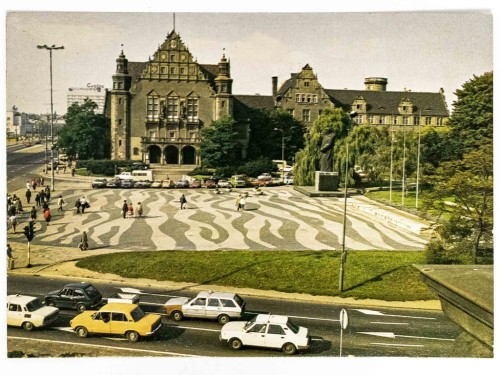 POZNAŃ - PLAC ADAMA MICKIEWICZA Z AULĄ UNIWERSYTECKĄ UAM LATA 70. / 80. PRL