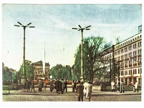 POZNAŃ - PLAC WOLNOŚCI Z BUDYNKIEM ARKADII W TLE LATA 60. PRL