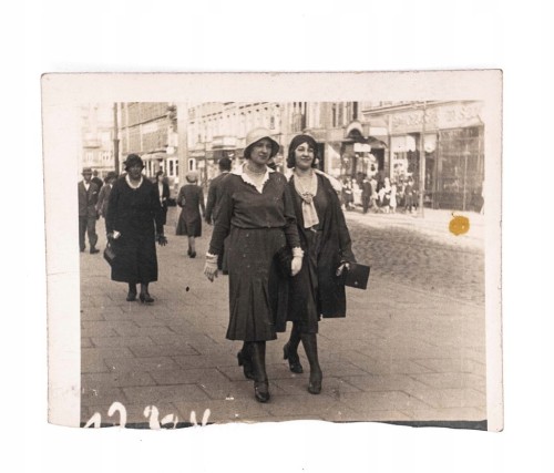 STARA FOTOGRAFIA - KOBIETY W SUKNIACH NA MIEŚCIE, POZNAŃ 1936