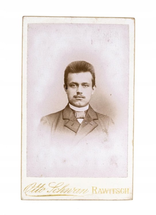 STARA FOTOGRAFIA - MĘŻCZYZNA W GARNITURZE, ATELIER OTTO SCHWAN, RAWICZ