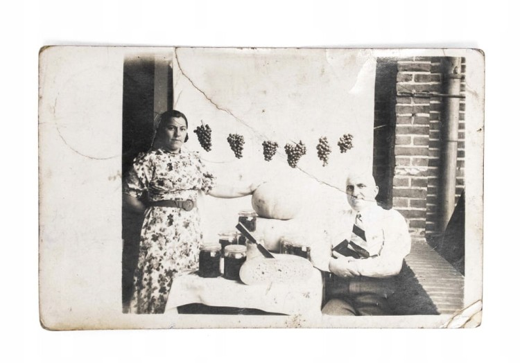 FOTOGRAFIA / POCZTÓWKA - KOBIETA Z MĘŻCZYZNĄ Z PRZETWORAMI, PŁYWACZEWO 1939