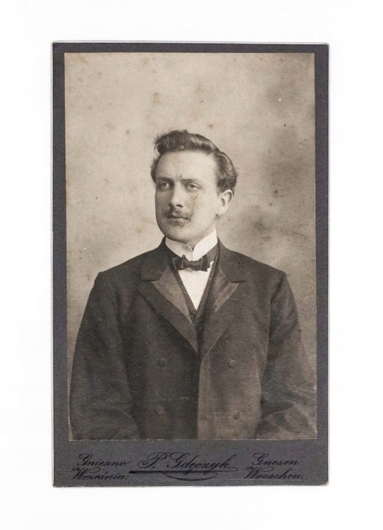 STARA FOTOGRAFIA - MĘŻCZYZNA W GARNITURZE, ATELIER GDECZYK, GNIEZNO 1906