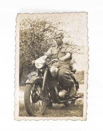 STARA FOTOGRAFIA - ŻOŁNIERZ NA MOTORZE, BIAŁOGARD / BUK l. 60