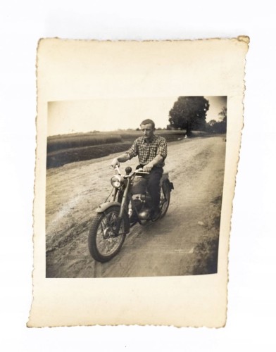 STARA FOTOGRAFIA - MĘŻCZYZNA NA MOTORZE, BIAŁOGARD / BUK l. 60