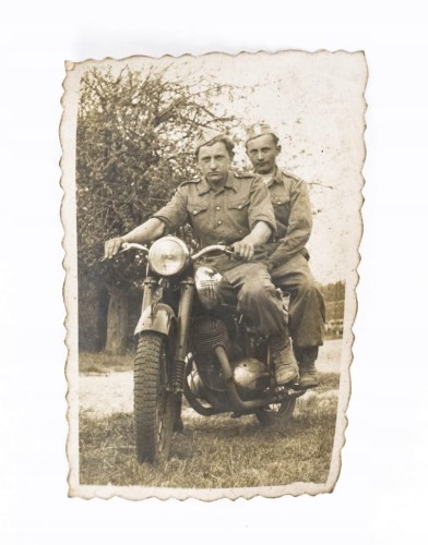 STARA FOTOGRAFIA - ŻOŁNIERZE NA MOTORZE, BIAŁOGARD / BUK l. 60