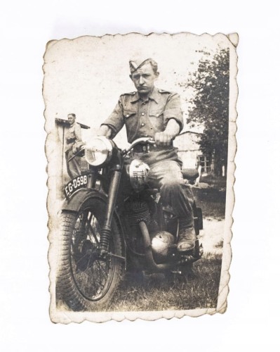 STARA FOTOGRAFIA - ŻOŁNIERZ NA MOTORZE, BIAŁOGARD / BUK l. 60