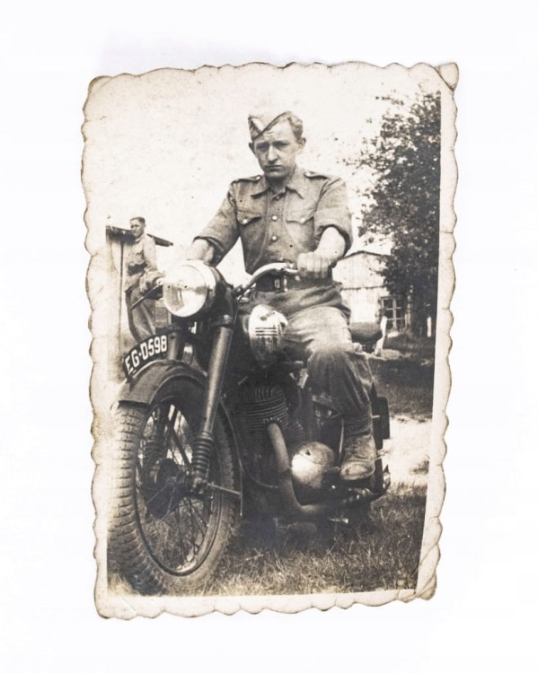 STARA FOTOGRAFIA - ŻOŁNIERZ NA MOTORZE, BIAŁOGARD / BUK l. 60