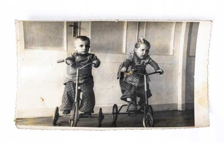 STARA FOTOGRAFIA - DZIECI NA ROWERKACH l. 50/60
