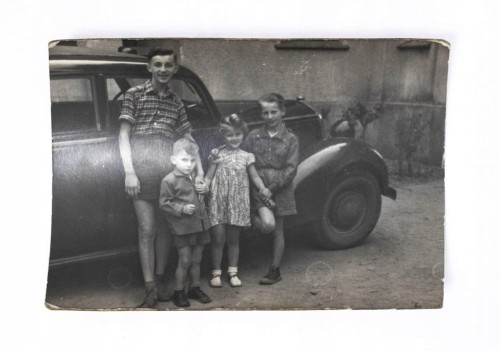 STARA FOTOGRAFIA - DZIECI PRZY SAMOCHODZIE l. 50/60
