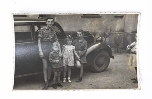 STARA FOTOGRAFIA - DZIECI PRZY SAMOCHODZIE l. 50/60
