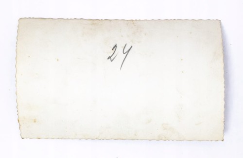 STARA FOTOGRAFIA - DZIECI PRZY SAMOCHODZIE l. 50/60
