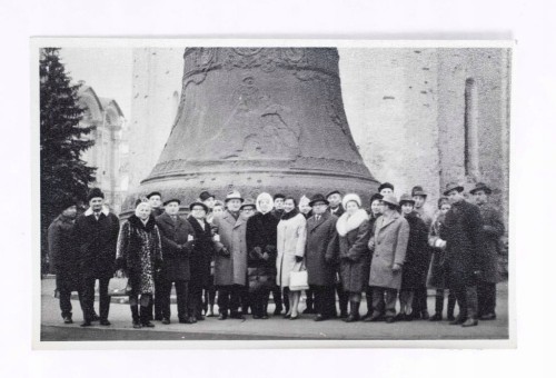 STARA FOTOGRAFIA - WYCIECZKA, DZWON NA KREMLU CAR-KOŁOKOŁ, MOSKWA 1966