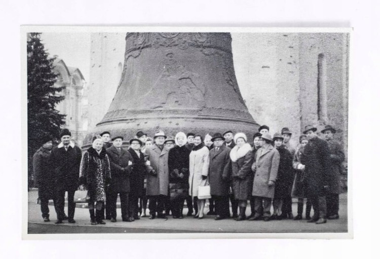 STARA FOTOGRAFIA - WYCIECZKA, DZWON NA KREMLU CAR-KOŁOKOŁ, MOSKWA 1966