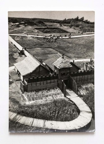 BISKUPIN - ZREKONSTRUOWANA CZĘŚĆ PRASŁOWIAŃSKIEGO OSIEDLA l. 60