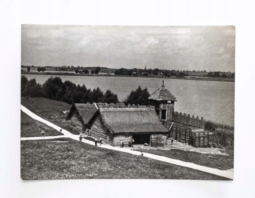 BISKUPIN - ZREKONSTRUOWANA CZĘŚĆ PRASŁOWIAŃSKIEGO OSIEDLA l. 60