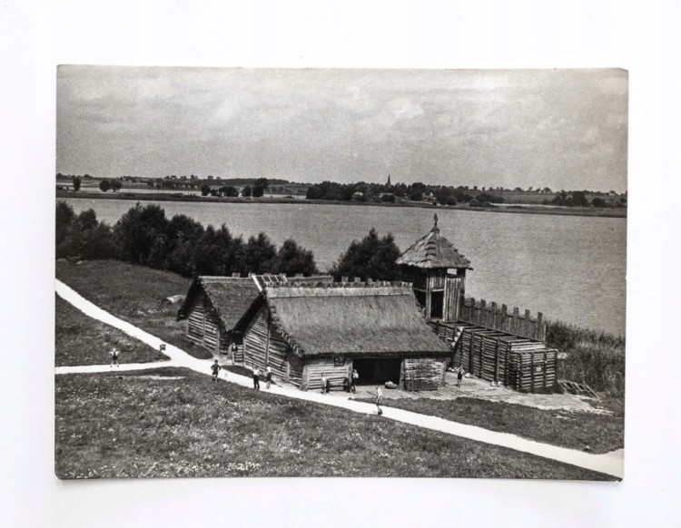 BISKUPIN - ZREKONSTRUOWANA CZĘŚĆ PRASŁOWIAŃSKIEGO OSIEDLA l. 60