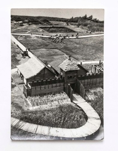 BISKUPIN - ZREKONSTRUOWANA CZĘŚĆ PRASŁOWIAŃSKIEGO OSIEDLA l. 60