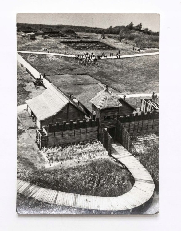 BISKUPIN - ZREKONSTRUOWANA CZĘŚĆ PRASŁOWIAŃSKIEGO OSIEDLA l. 60