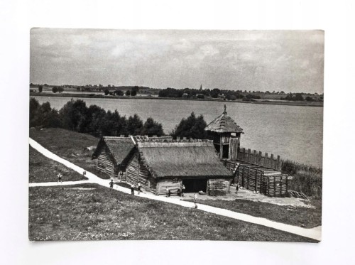 BISKUPIN - ZREKONSTRUOWANA CZĘŚĆ PRASŁOWIAŃSKIEGO OSIEDLA l. 60