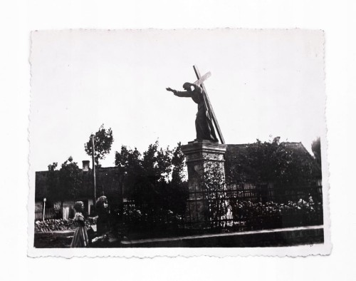 STARA FOTOGRAFIA - FIGURA JEZUSA NIOSĄCEGO KRZYŻ, GOŃCZYCE II RP