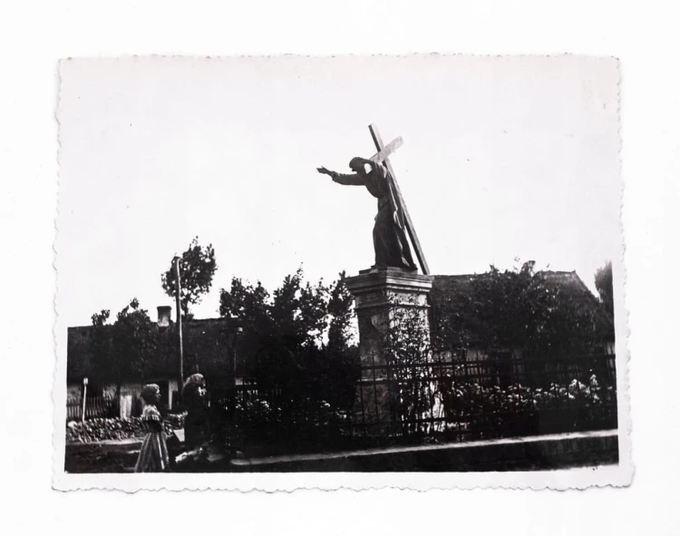 STARA FOTOGRAFIA - FIGURA JEZUSA NIOSĄCEGO KRZYŻ, GOŃCZYCE II RP