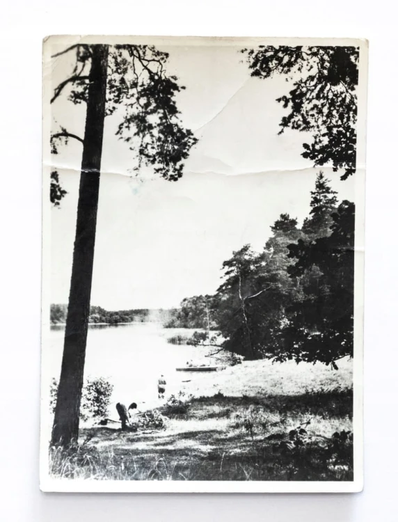 POJEZIERZE MAZURSKIE - JEZIORO, ŁÓDKA NAD BRZEGIEM 1961