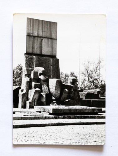 BRZEZINKA - BYŁY OBÓZ HITLEROWSKI, POMNIK OFIAR FASZYZMU l. 80