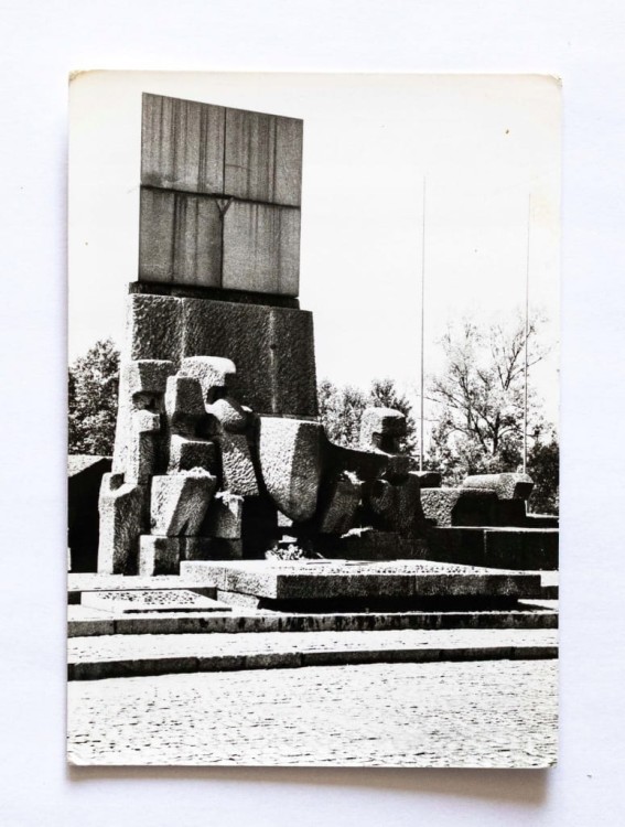 BRZEZINKA - BYŁY OBÓZ HITLEROWSKI, POMNIK OFIAR FASZYZMU l. 80