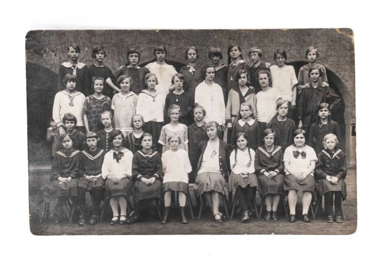 STARA FOTOGRAFIA - UCZENNICE SZKOŁY, SKŁAD ŻELAZA FLORKOWSKI, KOŚCIAN 1926
