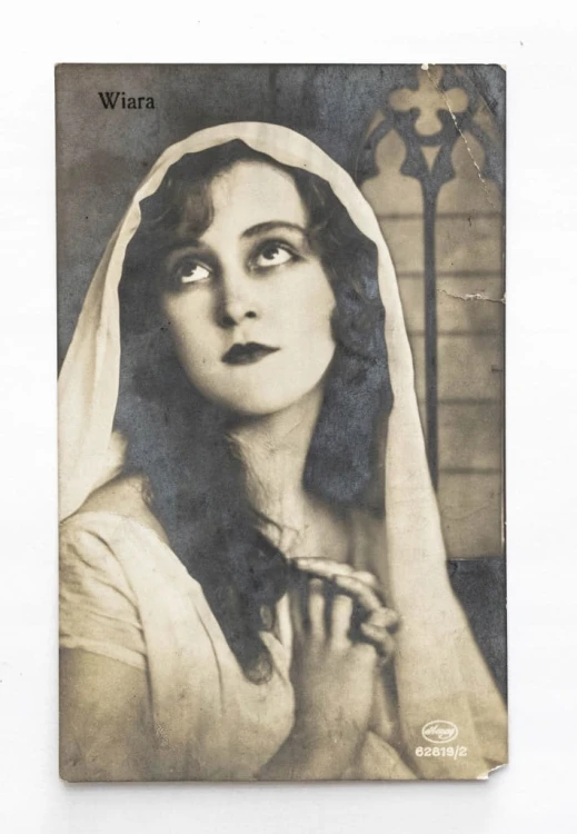 STARA POCZTÓWKA - KOBIETA W SUKNI, WIARA 1930