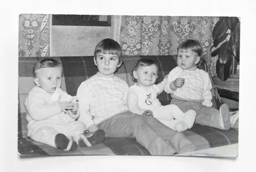 STARA FOTOGRAFIA - DZIECI NA KANAPIE l. 60/70