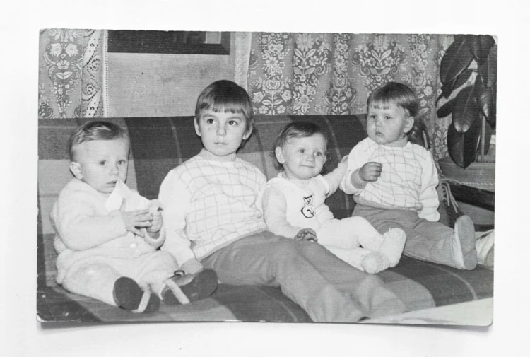 STARA FOTOGRAFIA - DZIECI NA KANAPIE l. 60/70