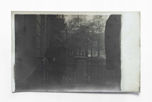 STARA FOTOGRAFIA - MĘŻCZYZNA W GARNITURZE NA ULICY MIASTA, POCZ. XX WIEKU