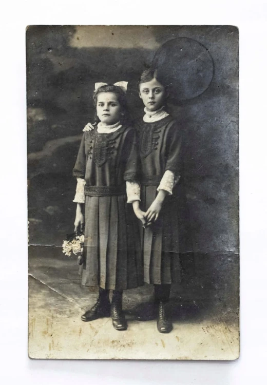 STARA FOTOGRAFIA / POCZTÓWKA - DZIEWCZYNKI W SUKIENKACH, WROCŁAW 1911