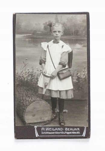 STARA FOTOGRAFIA - DZIEWCZYNKA NA ROZPOCZĘCIU SZKOŁY, ATELIER BERLIN